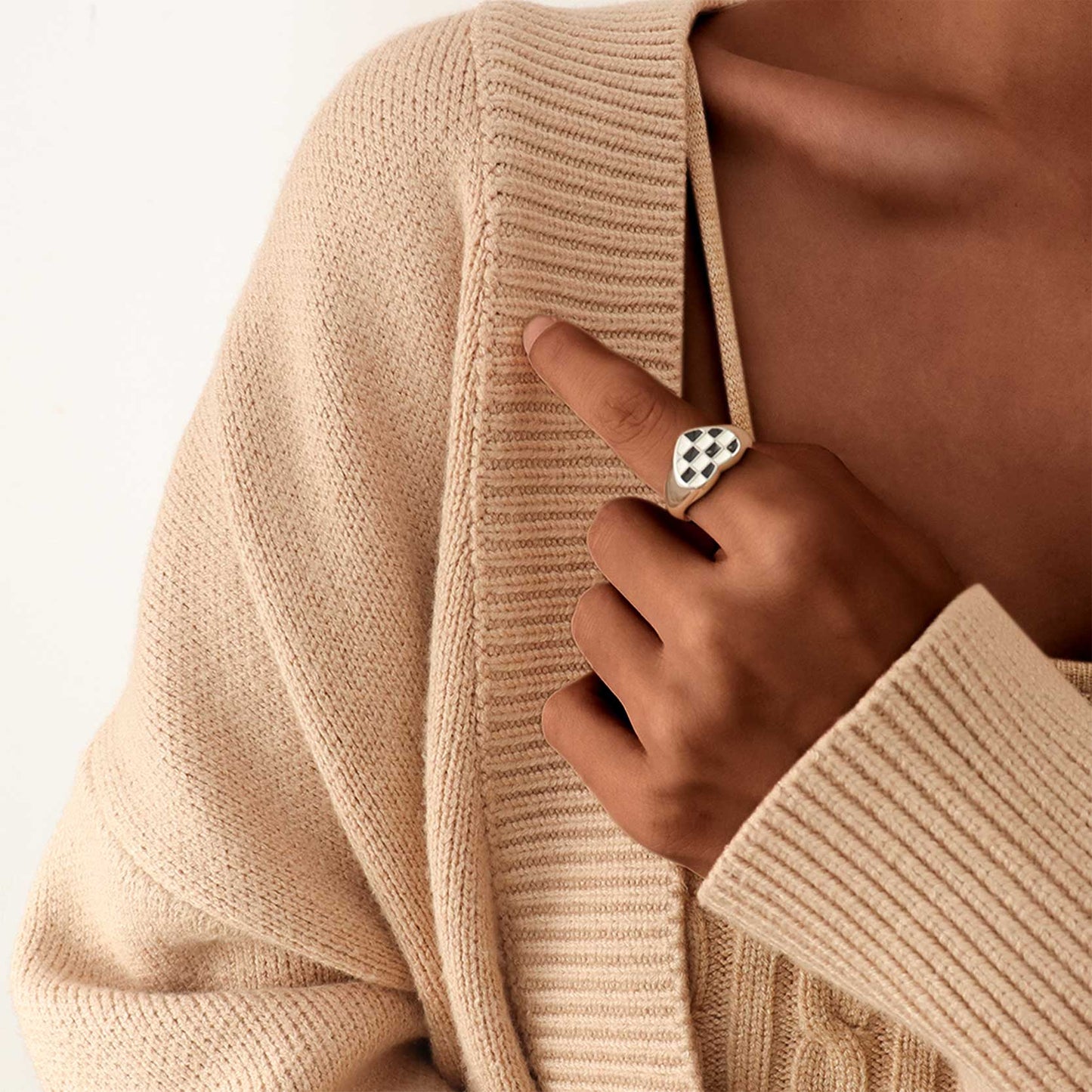 Lovers Heart Checkerboard Ring in Titanium silver model