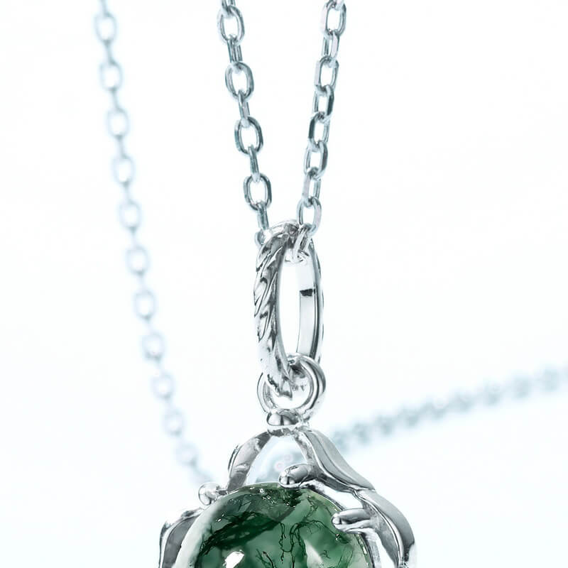 Easy Style Moss Agate Pendant Necklace in Sterling Silver detail