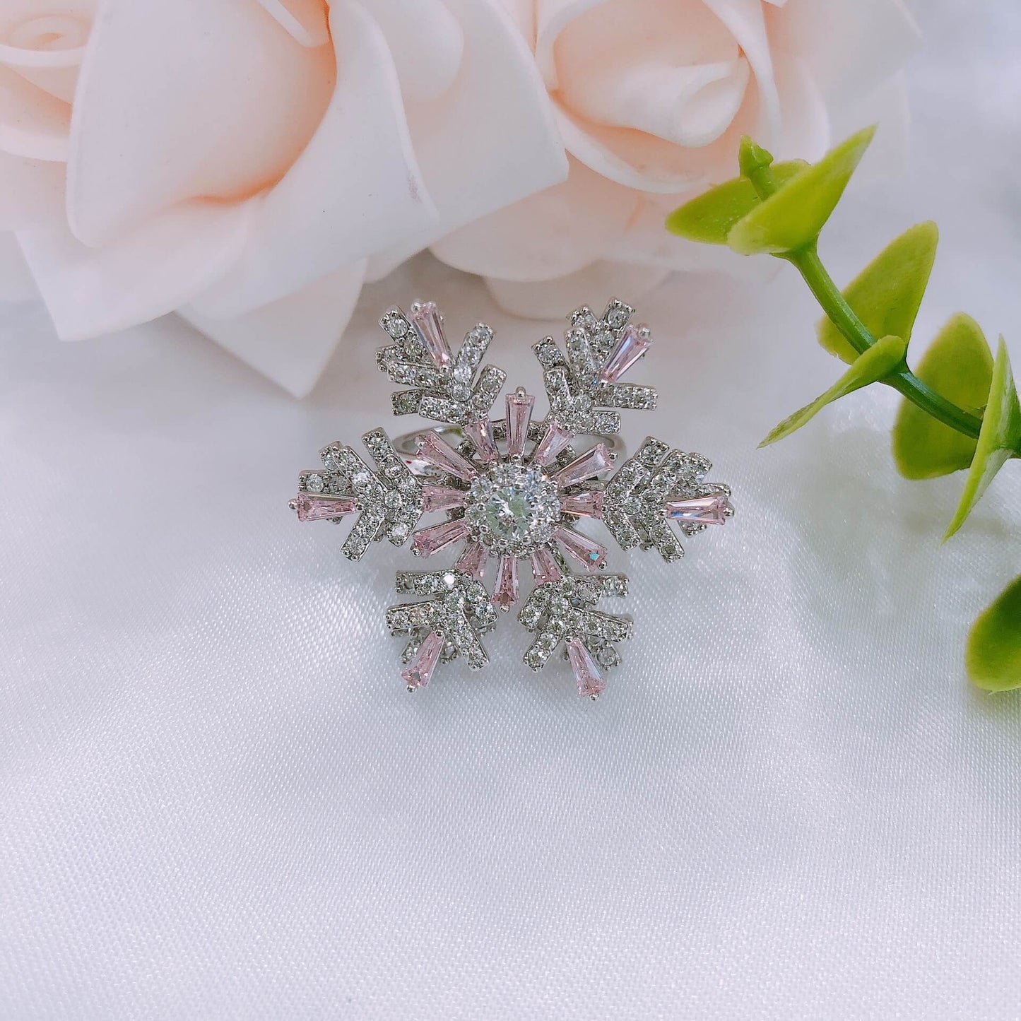 FEELIVE Creative Sparkling Spinning Snowflake Cocktail Ring