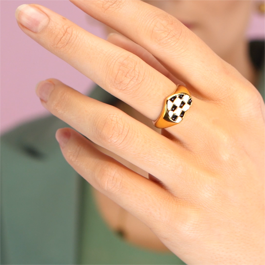 Lovers Heart Checkerboard Ring in Titanium gold model